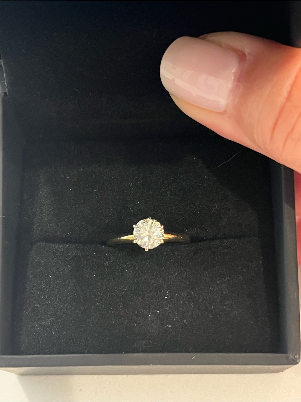 Elegant Gold Solitaire Diamond Ring - Classic Round Cut